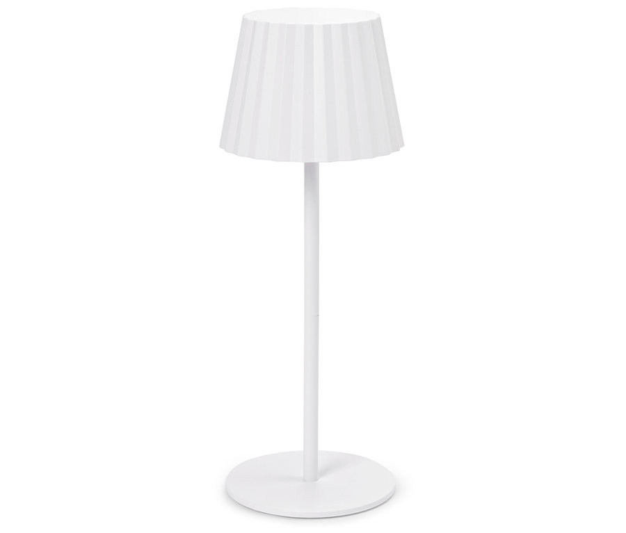 Une lampe blanche avec un abat-jour plissé se dresse sur un fond blanc.