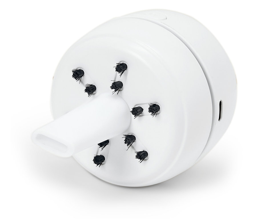 Un aspirateur blanc rond avec embout et brosses.