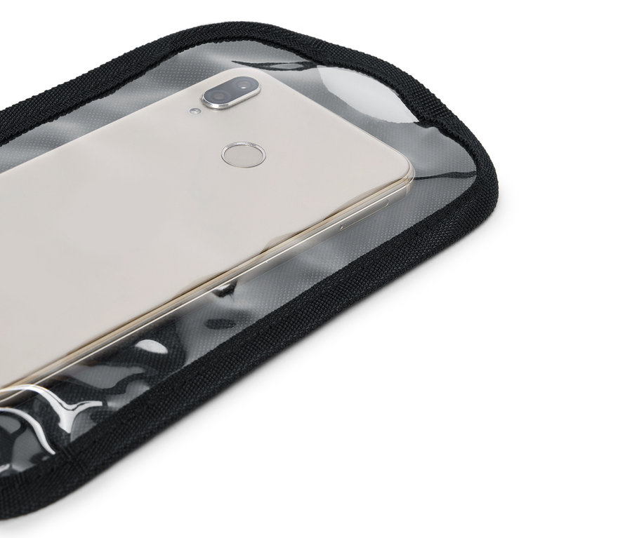Un smartphone doré dans une pochette transparente avec une bordure noire.