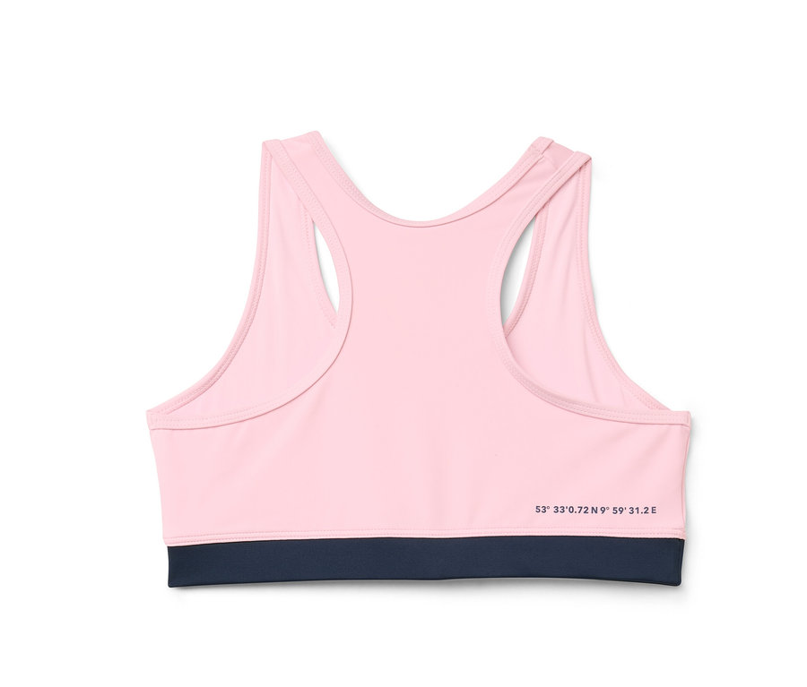 Gros plan sur un ensemble de bikini pour enfants rose avec une bordure bleu foncé, vue de dos.