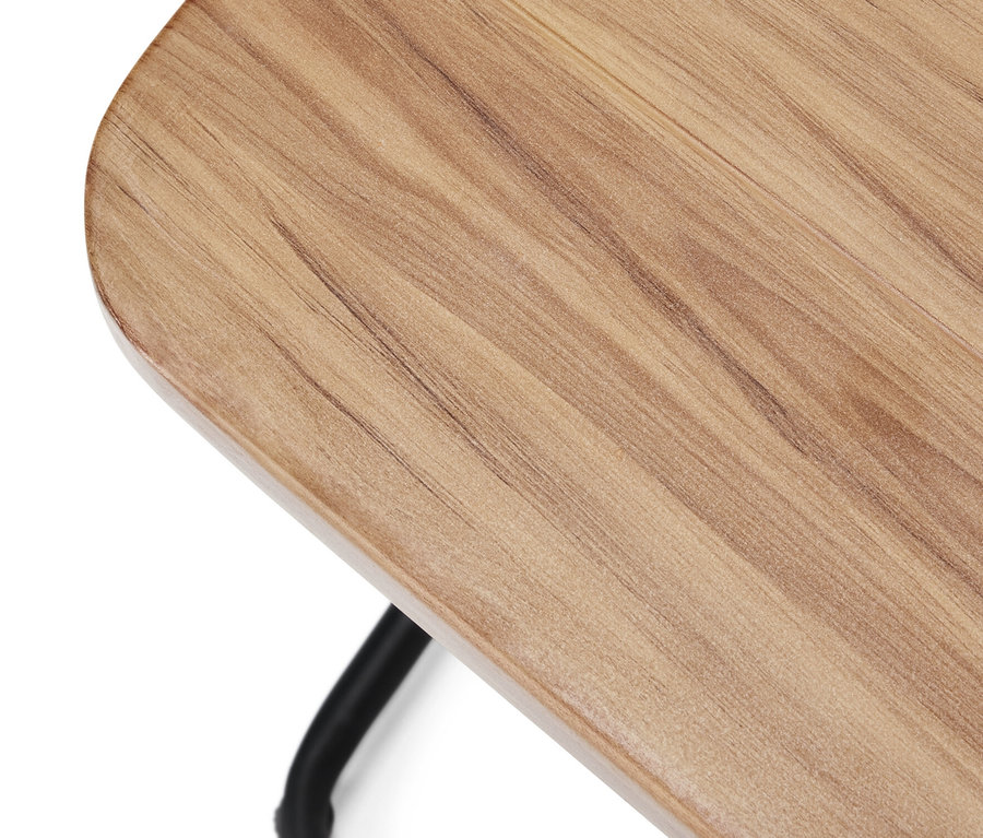 Vue détaillée d'une table C en aluminium.