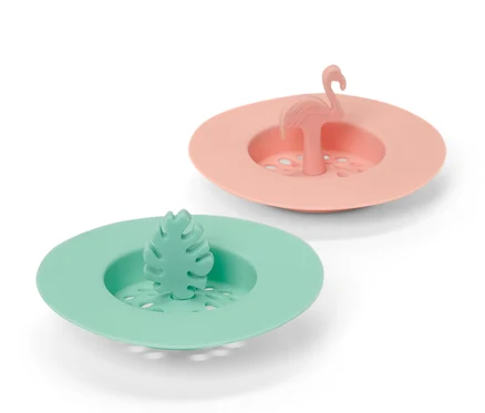 Deux tamis d’évier en silicone : un pêche avec un flamant rose et un vert avec une feuille.
