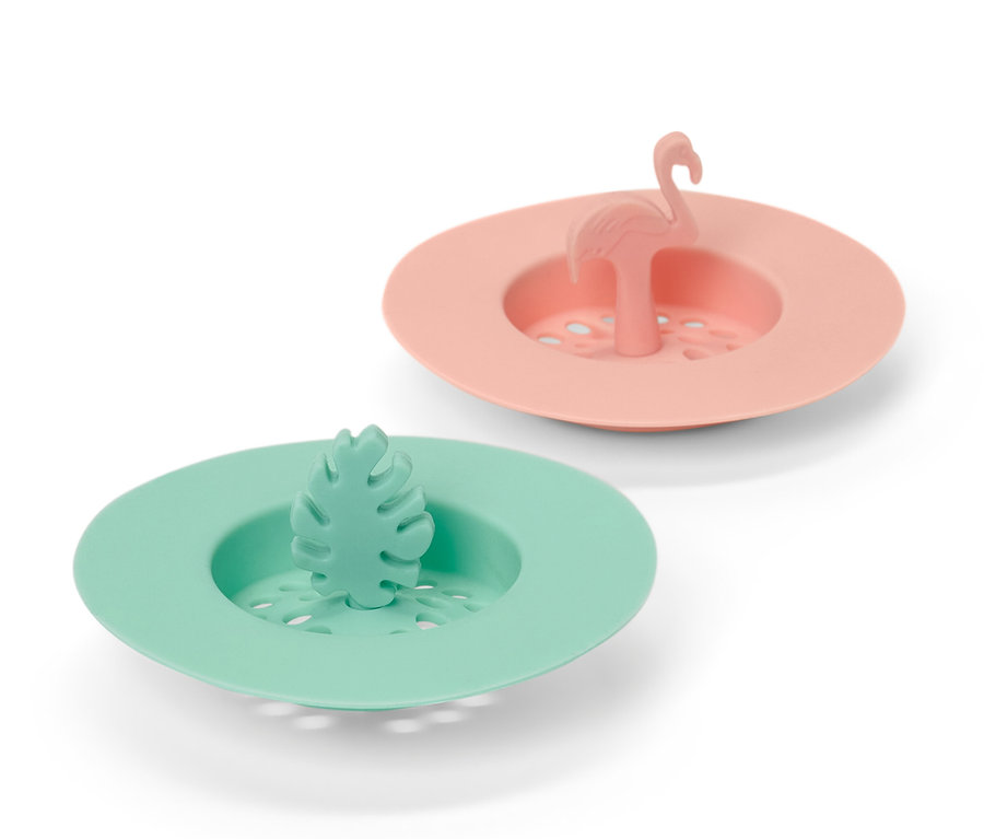 Deux tamis d’évier en silicone : un pêche avec un flamant rose et un vert avec une feuille.