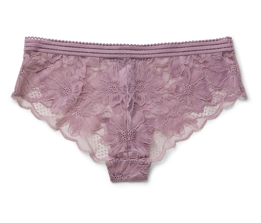 Une culotte en dentelle violette avec un motif floral est posée sur un fond blanc.