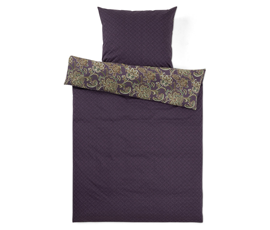 Linge de lit violet avec motif floral et oreiller sur le dessus.