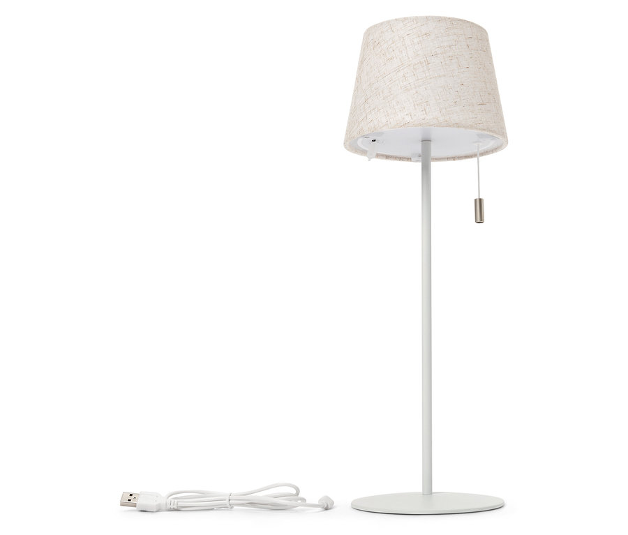 Lampe de sol avec abat-jour beige en tissu, structure en métal blanc et câble USB.