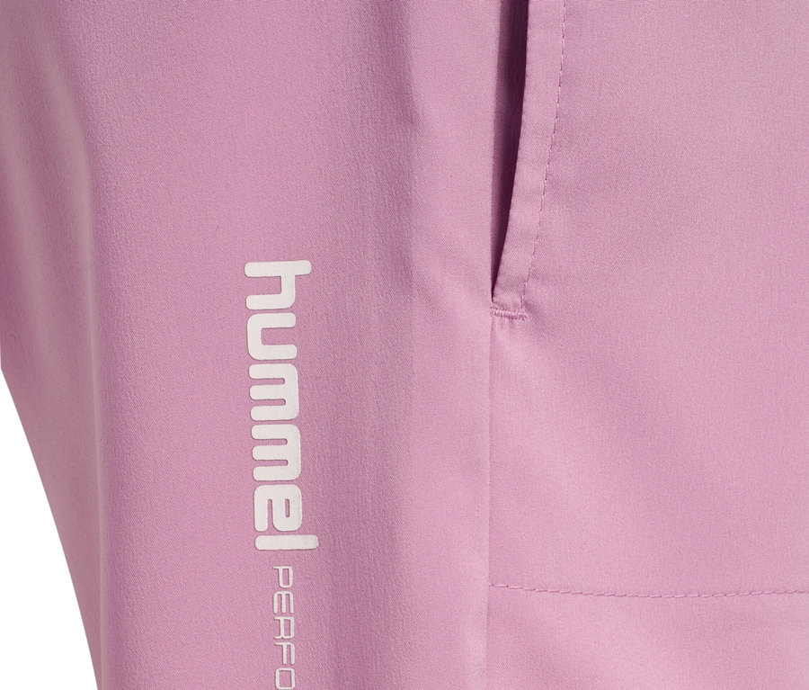 Gros plan d'un short Hummel Performance rose avec un logo blanc et une poche.