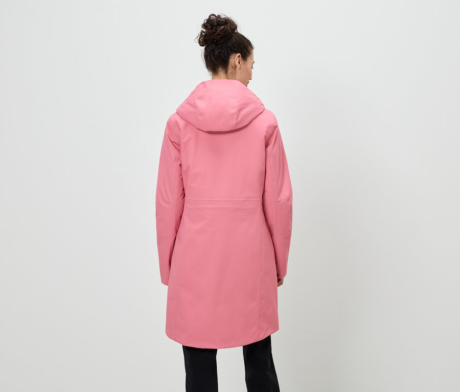 Vue arrière d'une femme avec un chignon portant un manteau rose à capuche et ceinture.