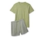 Un t-shirt vert clair et un short gris sont côte à côte.