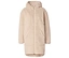 Manteau long beige en imitation peau de mouton avec capuche et fermeture éclair sur fond blanc.
