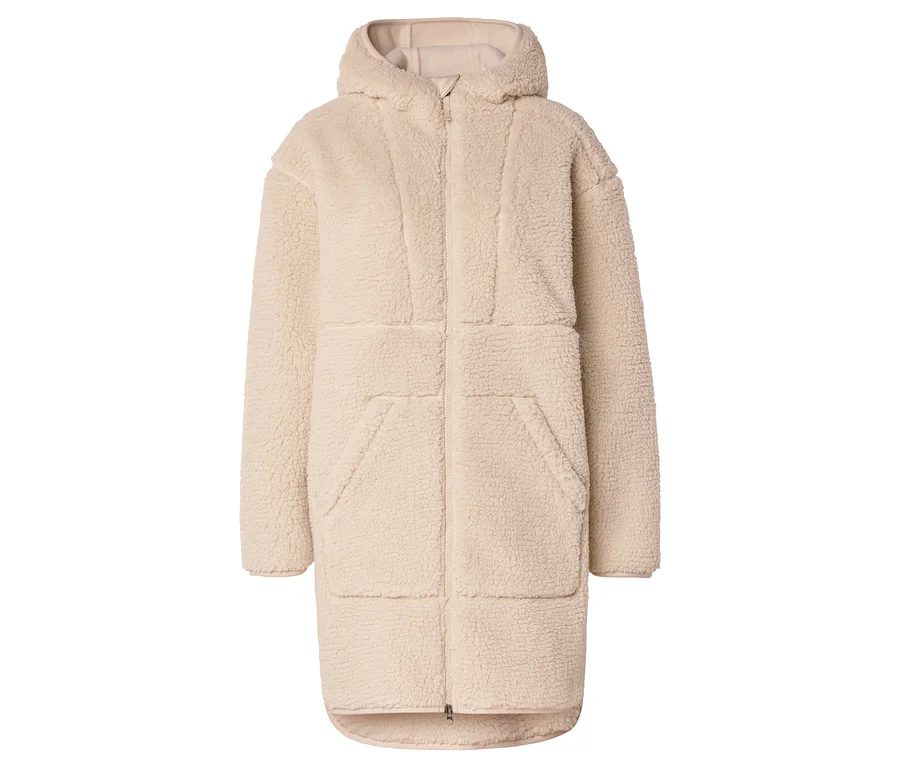 Manteau long beige en imitation peau de mouton avec capuche et fermeture éclair sur fond blanc.