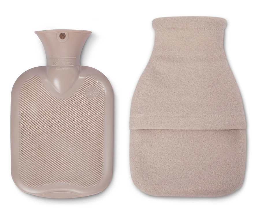 Un corps de bouillotte beige est posé à côté d'une bouillotte beige avec une housse.