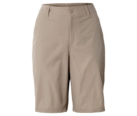 Shorts beiges sur fond neutre.
