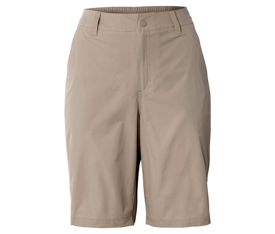 Shorts beiges sur fond neutre.