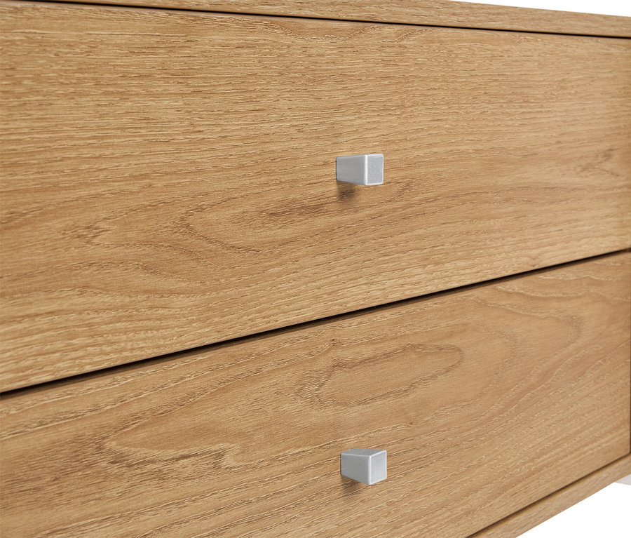 Gros plan d'une armoire en bois avec deux tiroirs et des poignées argentées.