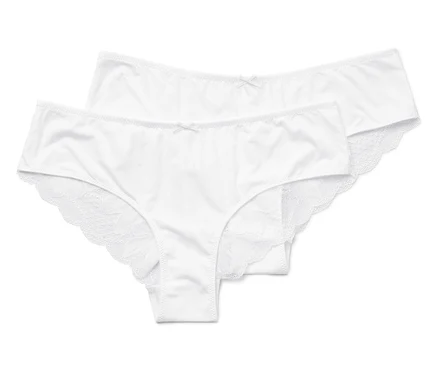 Deux culottes blanches avec bordure en dentelle et nœud papillon sont superposées.
