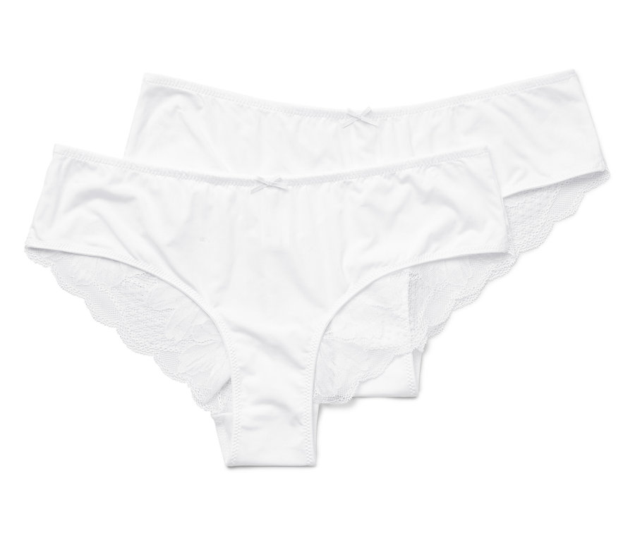 Deux culottes blanches avec bordure en dentelle et nœud papillon sont superposées.