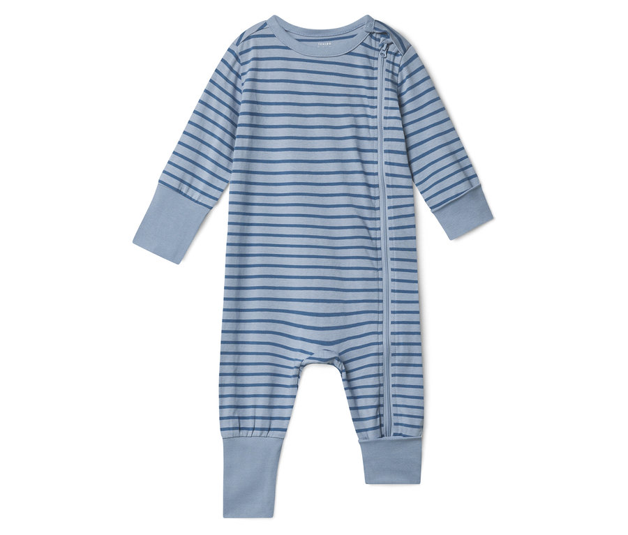 Une grenouillère rayée bleue pour bébé avec une fermeture éclair complète est posée sur un fond blanc.