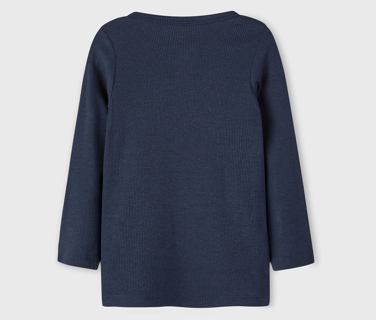 Gros plan sur le dos d'un t-shirt à manches longues NAME IT côtelé bleu marine.