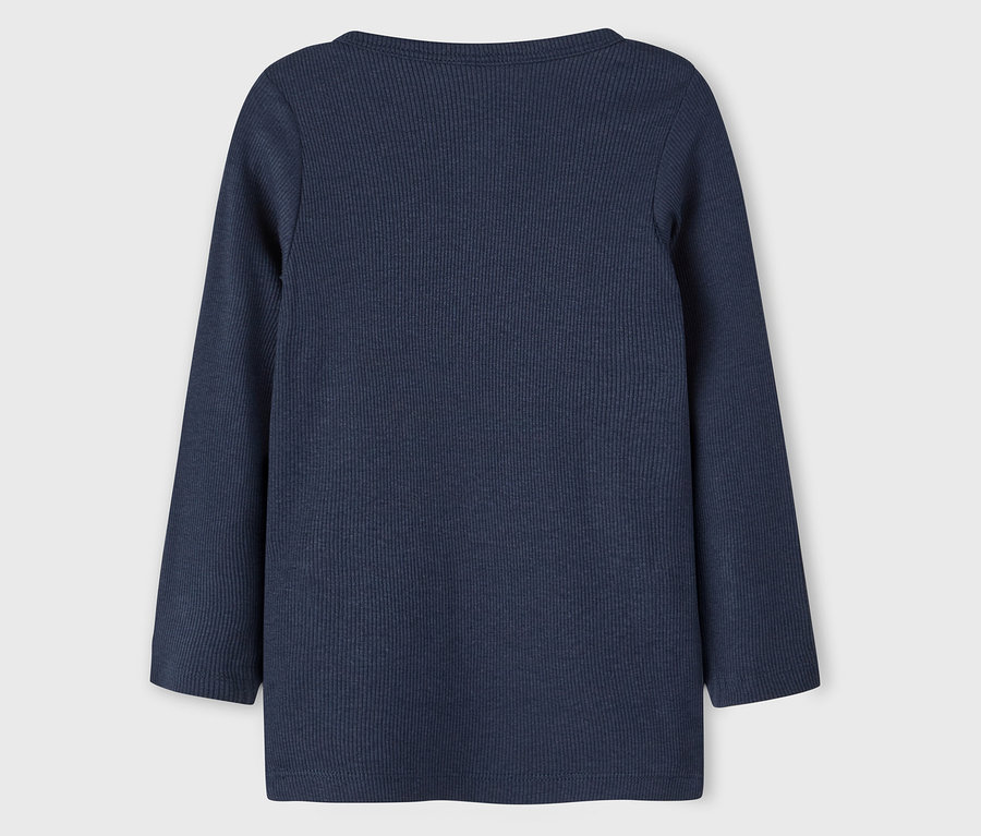 Gros plan sur le dos d'un t-shirt à manches longues NAME IT côtelé bleu marine.