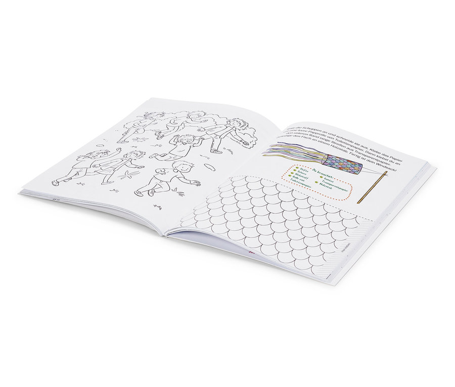 Livre de coloriage ouvert avec des illustrations d'enfants et de poissons sur une page et un motif d'écailles de poisson sur l'autre.