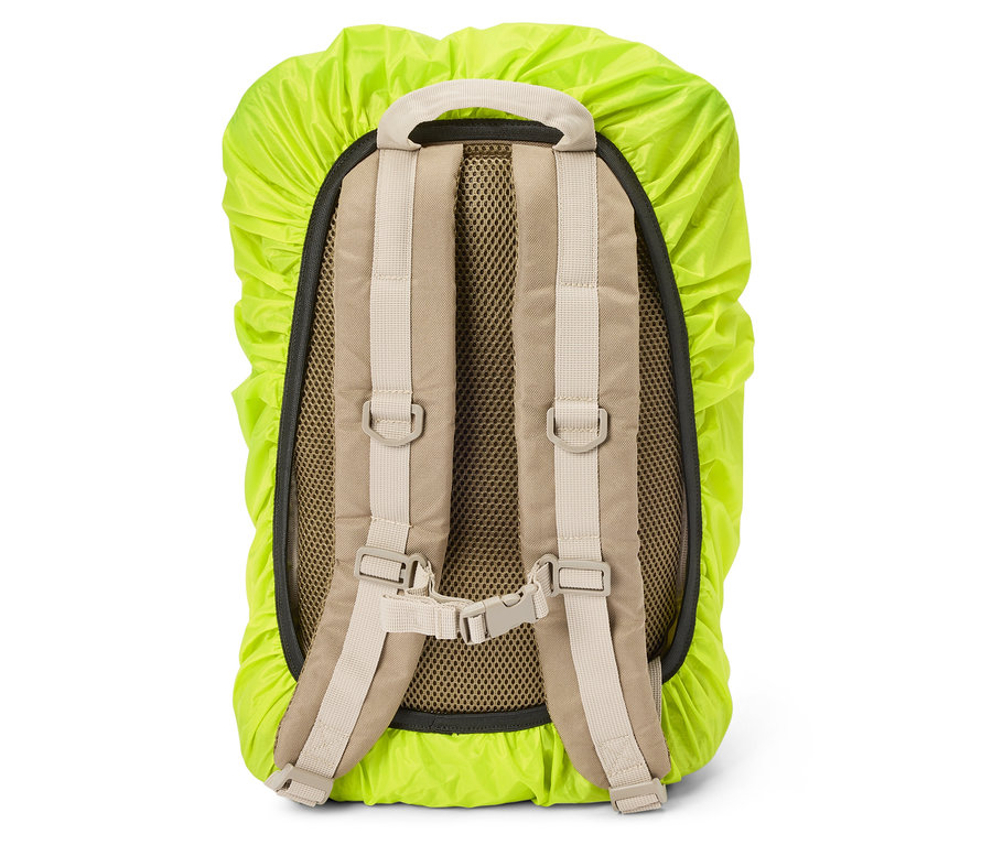 Vue arrière d'un sac à dos avec une housse de pluie vert clair, des bretelles beiges et un dos en maille noire.