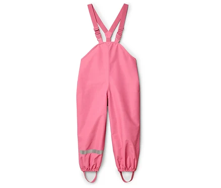 Pantalon de pluie rose à bretelles réglables et bandes réfléchissantes aux chevilles.