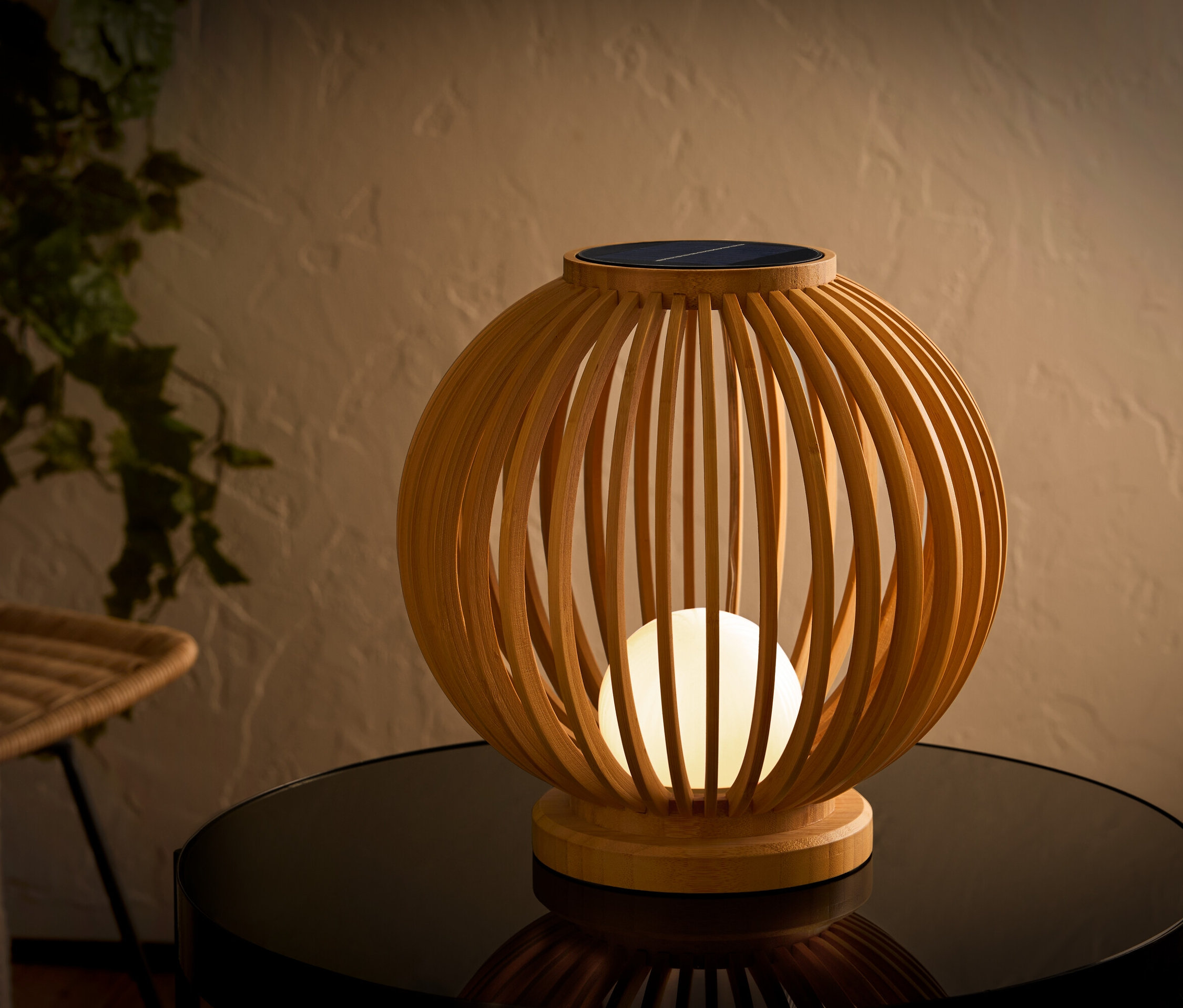 Lampe solaire décorative en bois sur une table.
