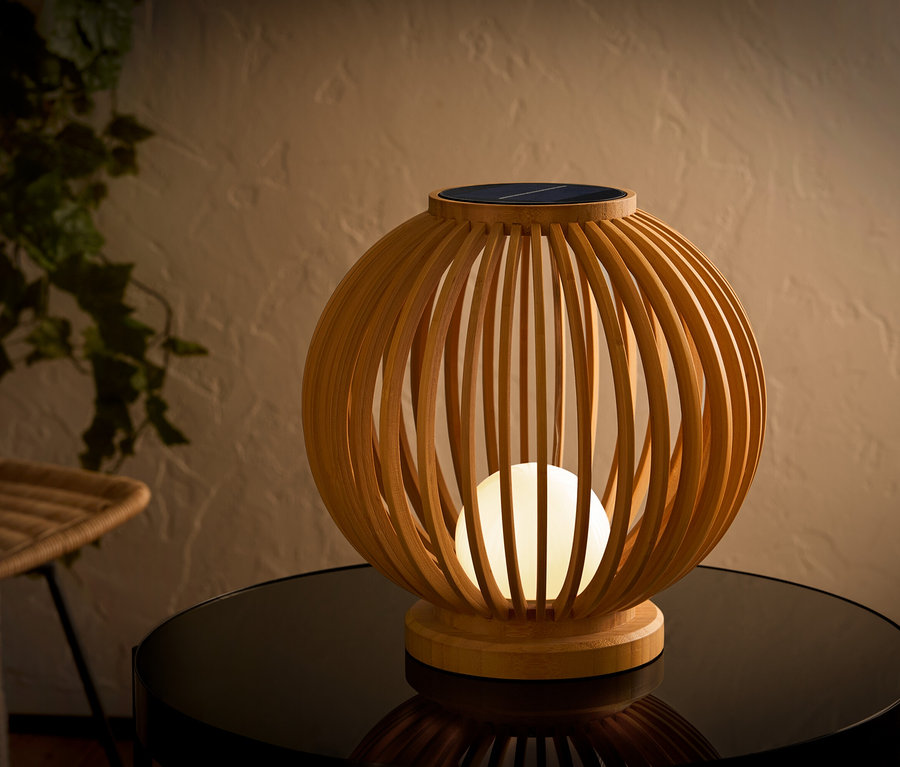 Lampe solaire décorative en bois sur une table.