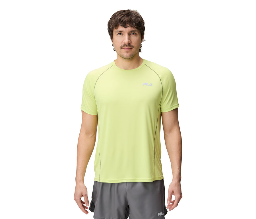 Un homme porte un haut de sport vert clair et un short gris.
