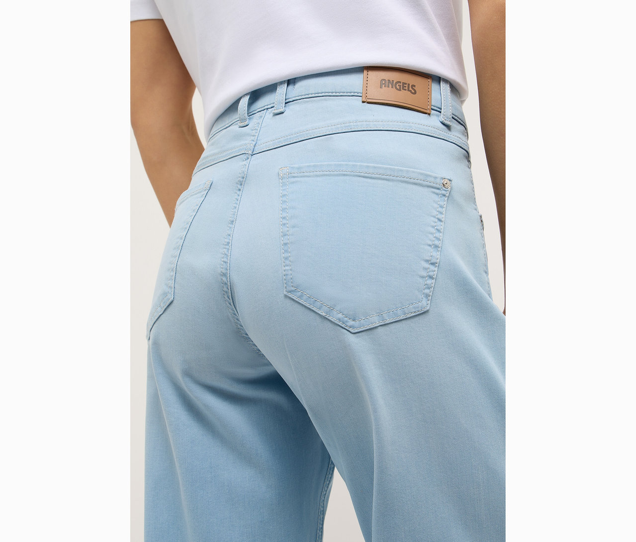 Gros plan de la vue arrière d'une femme portant un jean bleu clair Angels Denim « Liz Modern » à jambes larges.