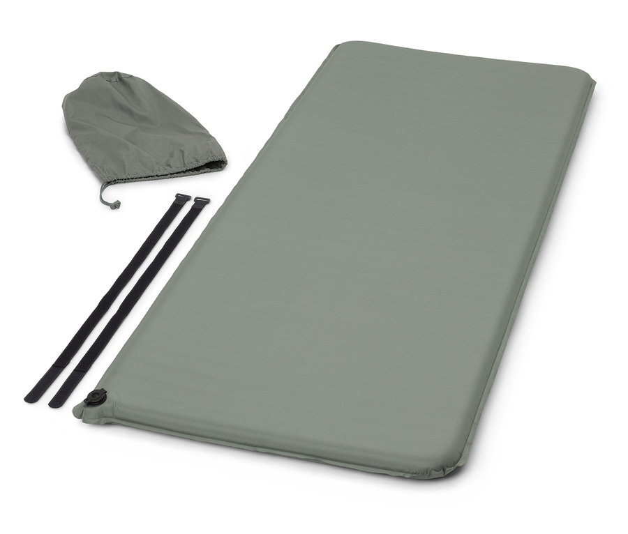 Un matelas de couchage gris est posé à côté de deux sangles noires et d'un sac de rangement gris.