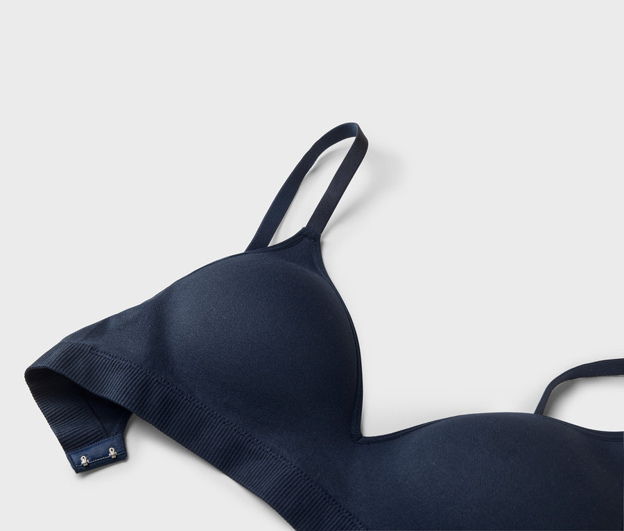 Gros plan d'un soutien-gorge à coques sans coutures bleu marine.