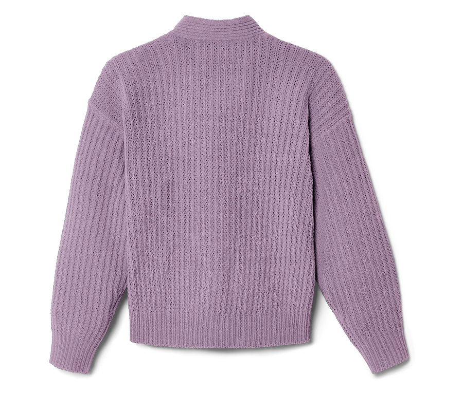 Gros plan d'un pull en tricot violet à col roulé.