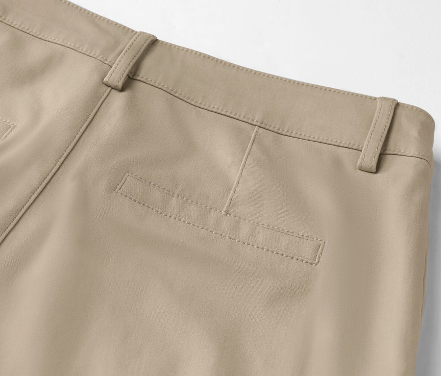 Gros plan sur l'arrière d'un pantalon beige avec une poche arrière et des passants de ceinture.