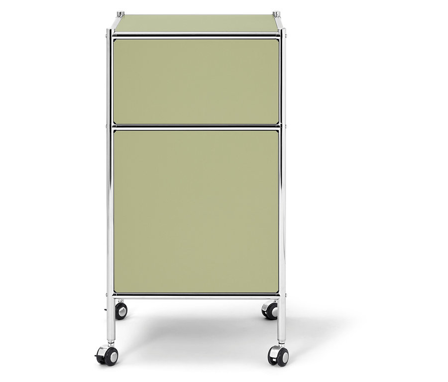 Un meuble de rangement à roulettes à deux étages, vert clair avec un cadre chromé, se dresse sur un fond blanc.