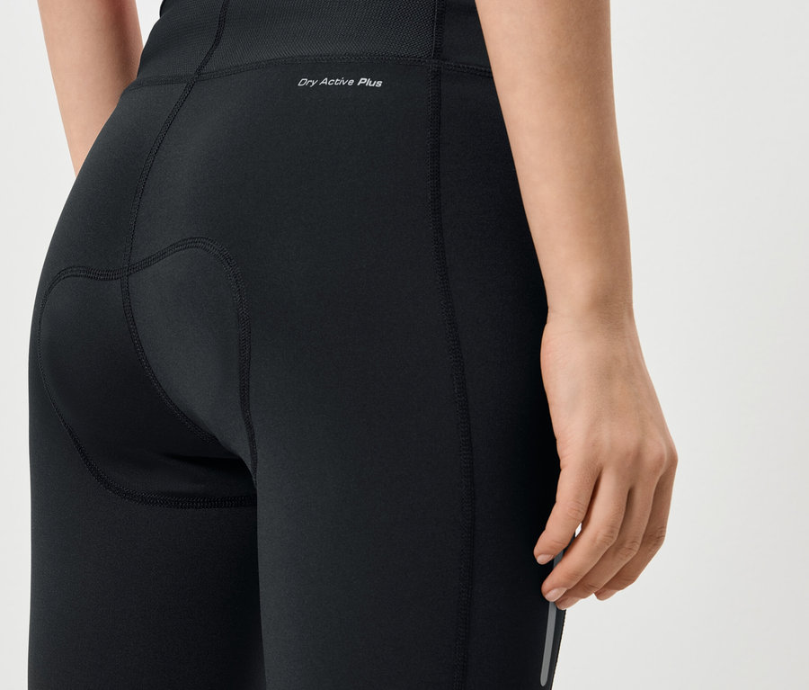 Gros plan sur le dos d"une femme portant des leggings noirs avec l"inscription « Dry Active Plus ».