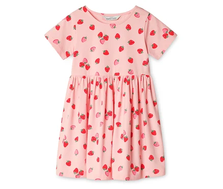 Une robe rose à motifs de fraises est posée sur une surface blanche.