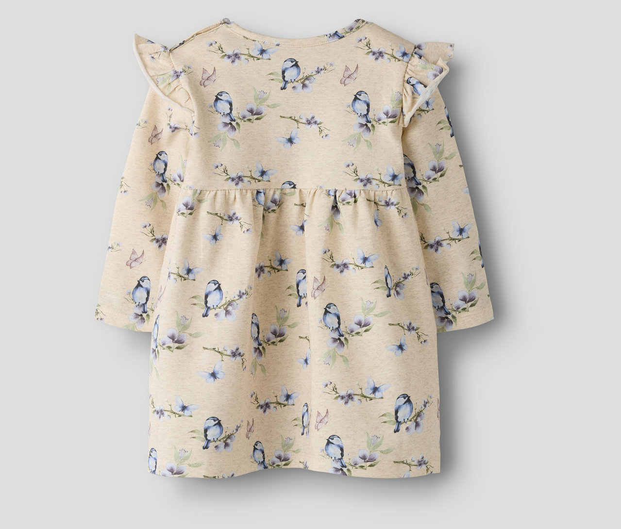 Gros plan sur une robe pour bébé NAME IT à motifs d'oiseaux et de fleurs avec des manches à volants.