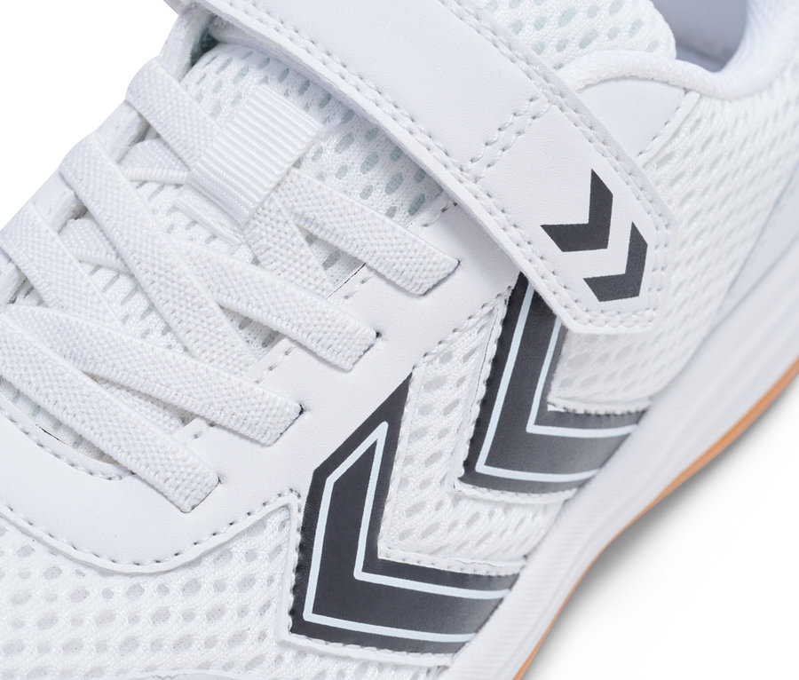 Gros plan d'une chaussure de sport blanche Hummel avec fermeture Velcro et lacets.