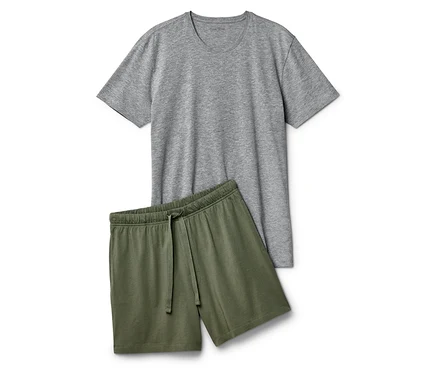Un t-shirt gris et un short vert posés sur un fond blanc.