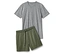 Un t-shirt gris et un short vert posés sur un fond blanc.