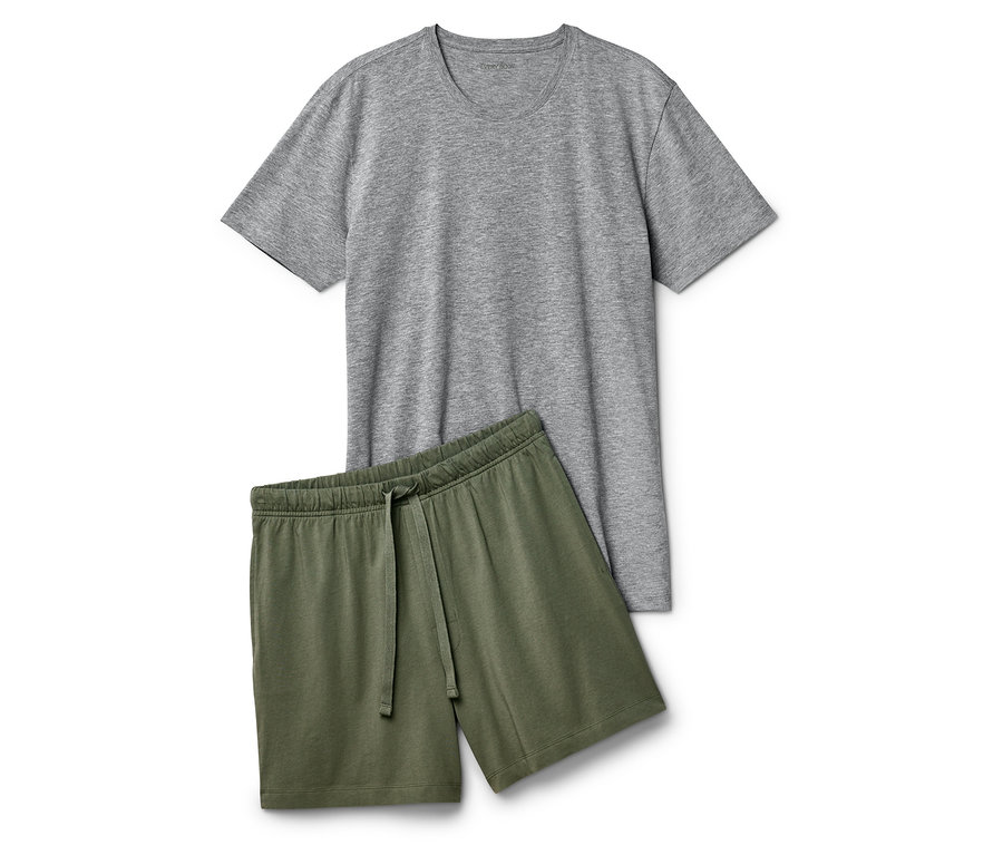 Un t-shirt gris et un short vert posés sur un fond blanc.