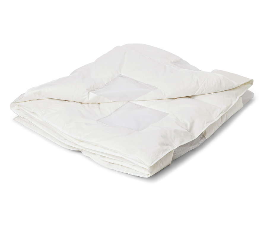 Couette blanche pliée avec un motif carré sur fond blanc.