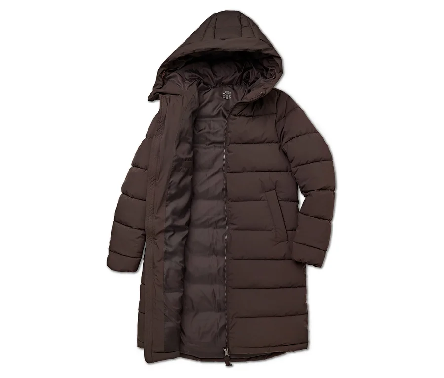 Une longue doudoune marron ouverte avec capuche est allongée sur le dos.