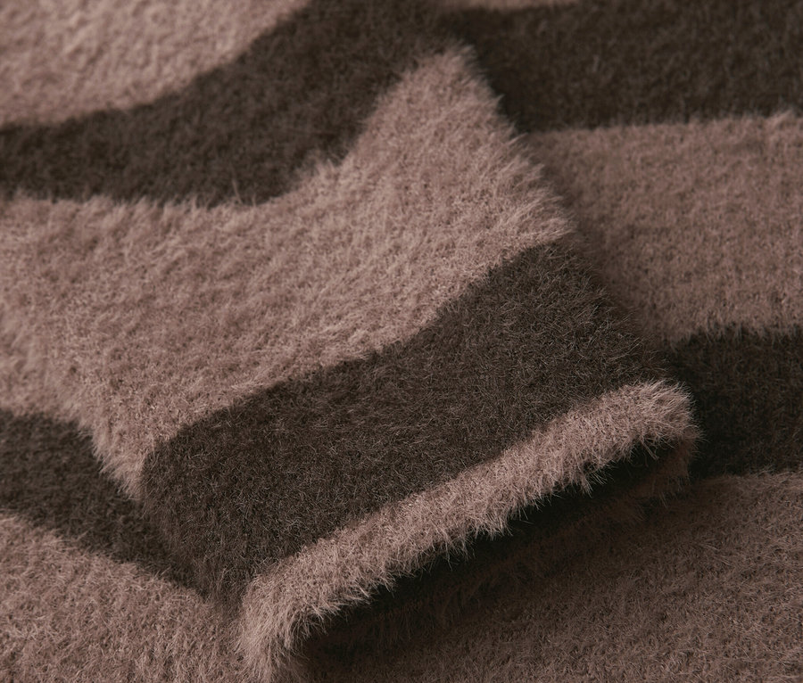Gros plan d'un pull jacquard Street One à rayures marron.