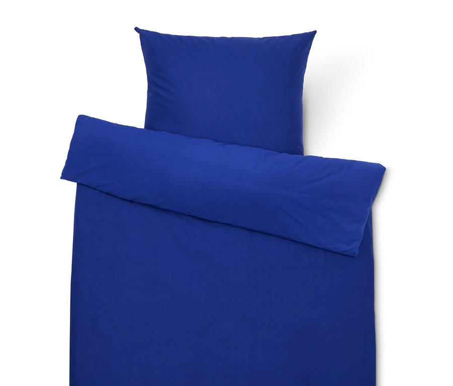 Ensemble de literie bleu comprenant une taie d'oreiller et une housse de couette.