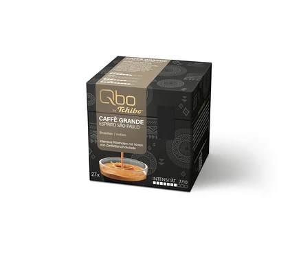 On voit une boîte de capsules Qbo by Tchibo Caffè Grande Espírito São Paulo noire ouverte avec 27 capsules de café.