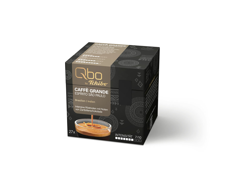 On voit une boîte de capsules Qbo by Tchibo Caffè Grande Espírito São Paulo noire ouverte avec 27 capsules de café.