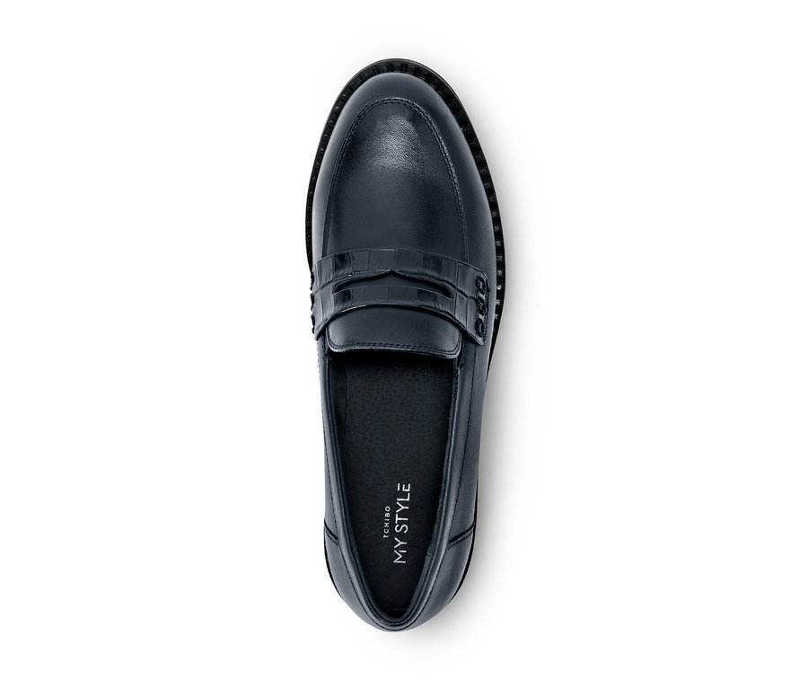 Mocassin noir de type penny loafer avec une sangle texturée façon crocodile, vu de dessus sur fond blanc.